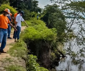 La socavación del río amenaza en El Banco.