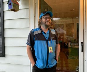 Él es Jonathan Carlyle, el ganador de un millón de dólares en la ciudad de Toledo, Ohio.