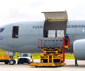 Avión en el que llegaron las vacunas.