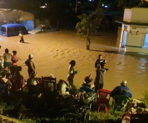 La población tuvo que pasar la noche en la línea férrea porque las aguas alcanzaban la altura de la cintura.