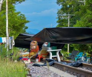 Las familias damnificadas se ubicaron en la línea del tren. 