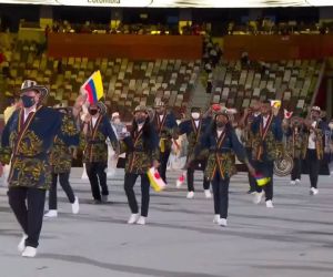 Delegación colombiana desfilando en Tokio.