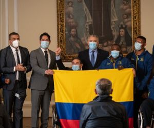 El Mandatario entregó el tricolor a la paratleta Érica Castaño y al para powerlifter Francisco ‘Palo’ Palomeque.