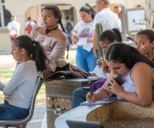 Atendiendo las solicitudes de los estudiantes.