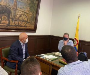 Reunión del alcalde de El Retén con el viceministro de Agricultura.