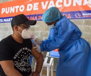 A paso lento continúa la vacunación en Santa Marta.