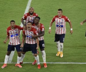 Larry Vásquez celebra el gol de la victoria de Junior.