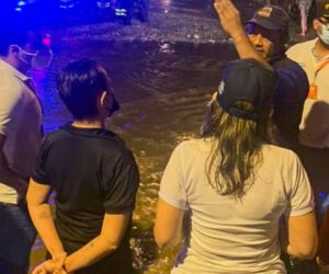 Autoridades durante la atención de la emergencia.