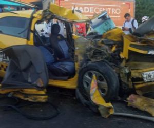 Taxi chocó contra volqueta en Malambo.