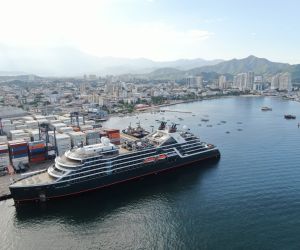 Llegada del crucero Seabourn Venture proveniente del puerto de Bridgetown en Barbados.