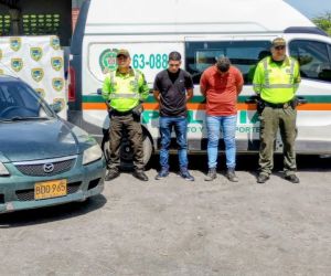 Los capturados y el vehículo recuperado fueron dejados a disposición de la Fiscalía General de la Nación.
