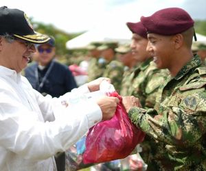 Gustavo Petro compartió con los militares