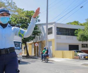 Agente de Movilidad en las afueras de una de las instituciones del Distrito. 