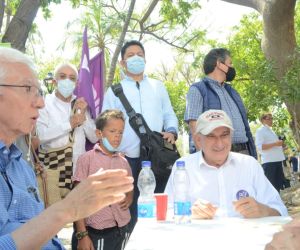 Jorge Robledo, jugando en plena plaza pública con sus copartidarios. 