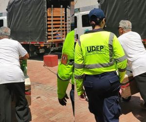 Momentos en que el vendedor, un adulto mayor, es sacado con insultos de la Plaza de Bolívar. 