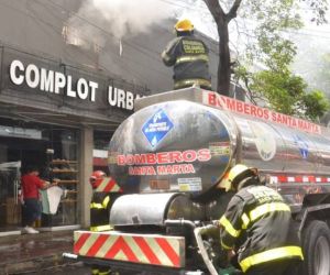 Bomberos atendiendo la emergencia.