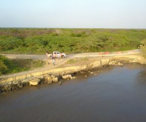 Delegados de la Gobernación fueron al sitio de la erosión para analizar la situación.