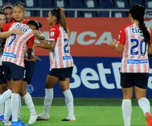 Jugadoras de Junior celebran un gol.