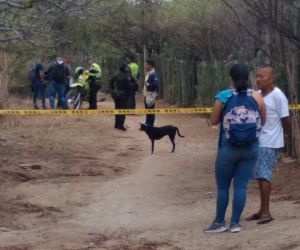 La víctima del atentado a bala murió en el lugar de los hechos. 