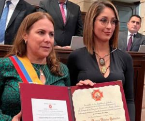 La representante Martha Villalba (izquierda), en la reciente condecoración.