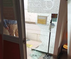 Curaduría Urbana 1 quedó con los vidrios partidos. 
