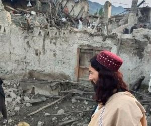 afganos analizan la destrucción causada por el terremoto en la provincia de Paktika