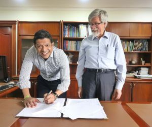 Rector Pablo Vera Salazar junto a Enrique Forero, presidente de la Academia.