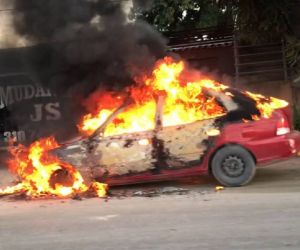 Auto rojo en llamas