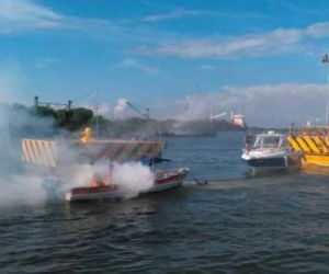 embarcación humeando en aguas del Caribe