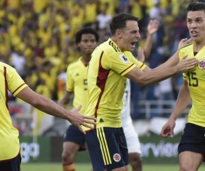 Matheus Uribe celebrando el segundo gol junto con sus compañeros.