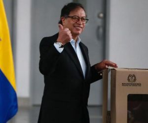 El presidente Gustavo Petro en su lugar se votación en Puente Aranda (Bogotá).