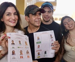 El Alcalde electo Alex Char cuando ejerció derecho al voto, al lado de su familia.