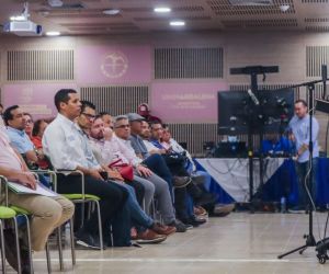 Rector Pablo Vera en encuentro con docentes.