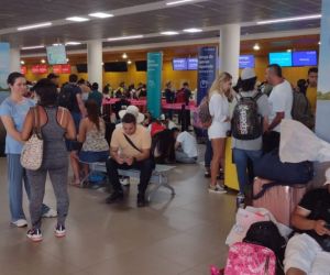 Turistas en el Aeropuerto Internacional Simón Bolívar