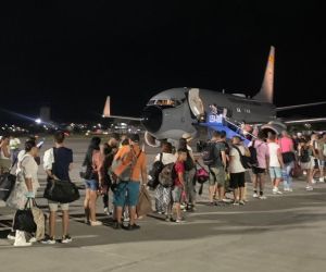 Pasajeros abordando un avión de la Fuerza Aérea Colombiana.