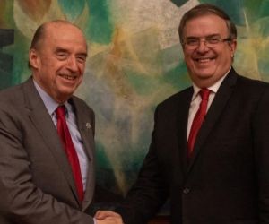 El canciller de Colombia, Álvaro Leyva, y su homólogo mexicano, Marcelo Ebrard. 