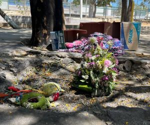 Ofrenda floral en el lugar donde estaba el refugio que fue incinerado.