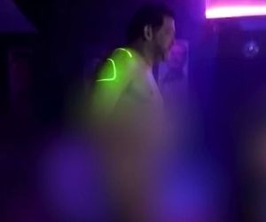 Alcalde de Calima-Darién bailando desnudo en discoteca.