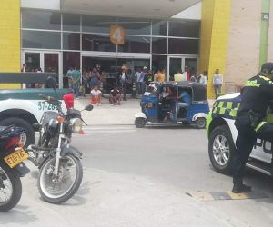 Policía vigilando el Centro Comercial Nuestro Atlántico.