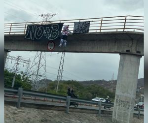 Pancartas y muñeco en el puente peatonal.