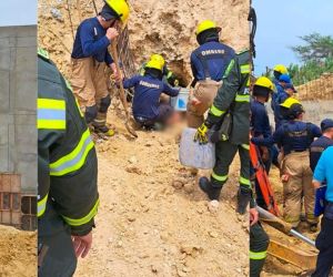 Labores de rescate después del deslizamiento de tierra.