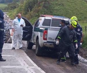 Las autoridades realizaron la inspección del cuerpo del joven de 21 años que murió en el lugar.