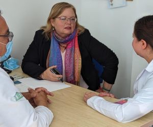 La directora del Bienestar Familiar, Astrid Elena Cáceres, reunida con especialistas del Hospital Militar.