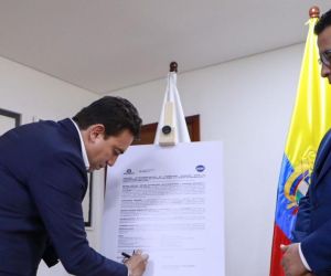 El Registrador Alexander Vega y el el director de la Unidad de Información y Análisis Financiero (UIAF), Luis Eduardo Llinás Chica, durante la firma del convenio.