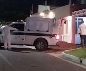 La Sijin de la Policía cuando ingresaba para la inspección de los cuerpos en Villa Campestre.