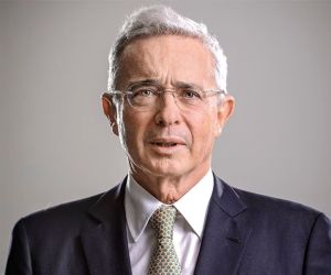 El exmandatario Álvaro Uribe Vélez manifiesta apoyo a la reducción de la jornada laboral y hace fuerte crítica a Petro
