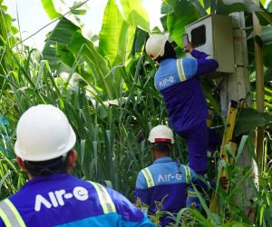 Personal de Air-e en operativos.