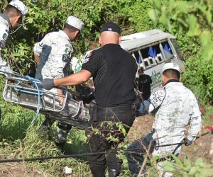 Autoridades en labores de rescate.