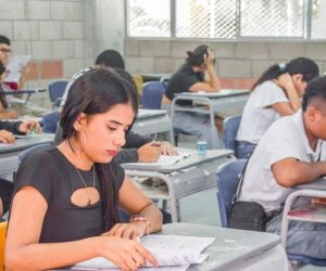 Jóvenes presentando las pruebas ICFES.