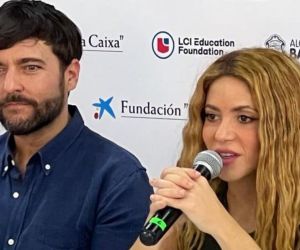Shakira dando declaraciones en rueda de prensa. La acompaña el Alcalde Jaime Pumarejo.